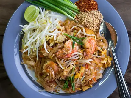 Жареная рисовая лапша с креветками